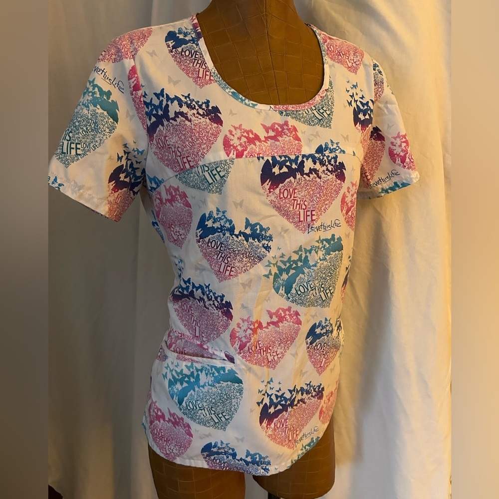 Love This Life Women's Small Scrub Top Hearts Butterflies Pink Blue 4802‎ LLHO
